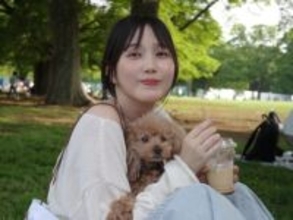 「GW楽しんでいますね」本田翼、肩出しコーデで愛犬とピクニック満喫！ 「ばっさーもワンちゃんもかわいい」