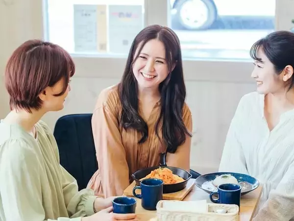 心が限界なのに、人には笑顔で接してしまう「微笑みうつ」とは？ 自分も他人も気づきにくい危険性も