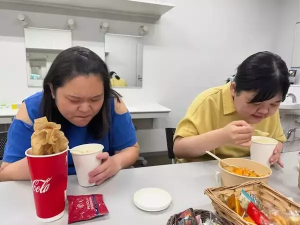 「絵になりますね」ぼる塾・きりやはるか、メンバー2人の食事ショット公開「いつもなにかを食べてますね」