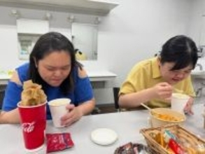 「絵になりますね」ぼる塾・きりやはるか、メンバー2人の食事ショット公開「いつもなにかを食べてますね」