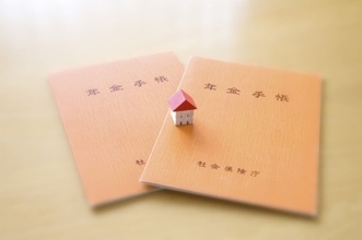 満60歳を迎えると国民年金の支払いはなくなるとSNSで見かけますが、厚生年金を払っている人も国民年金を払わなくてよくなるのですか？