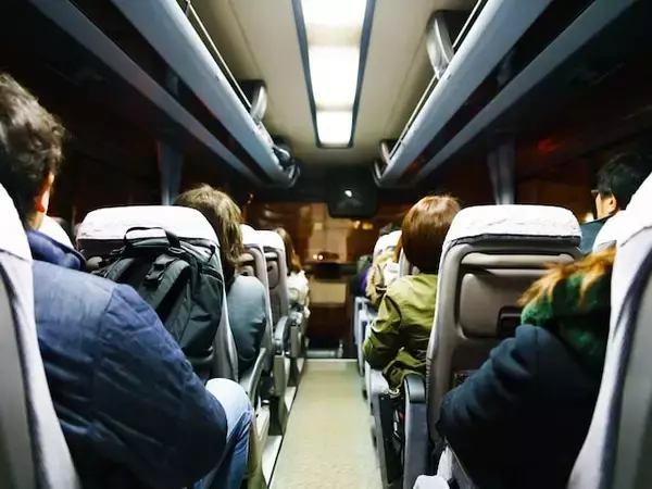 夜間高速バスの“席ガチャ”にハズレ地獄……。「相席ブロック」する人の言い分とは