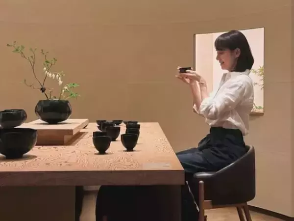 「あぁ、やっぱり好き」石田ゆり子の美しい所作と姿勢に「麗しい」「可愛さに感無量」「いまが1番綺麗」