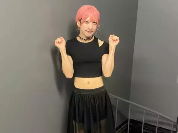 「ムキムキすぎるルセラフィム」インフルエンサー、宮脇咲良似？ の女装姿を披露！ 「顔は可愛いのに」