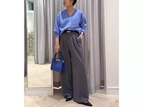 知的で清潔感あふれる「ブルー＆グレー」は40代にぴったり！ 体型カバーも叶う最旬カラーコーデ