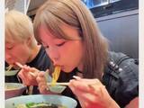 「「子供いてこんな可愛い夫婦いるか」美人モデル、YouTuber夫とラーメン山岡家へ！ 「飯テロ過ぎる」」の画像1