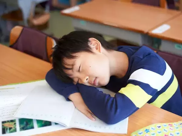 「体育座りで視線が合わない」始業式の朝、現役教員がチェックしている“SOS”のサイン