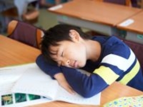 「体育座りで視線が合わない」始業式の朝、現役教員がチェックしている“SOS”のサイン