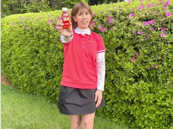 「美人です」吉田沙保里、赤いゴルフウエア姿で美脚を披露！ 春らしい装いに「可愛い」「素敵」と反響