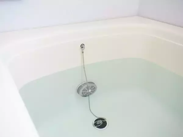 「「水道光熱費」の節約に失敗した29歳女性。お風呂の湯を2日間使い回そうとしたら残念な結果に…」の画像