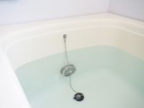 「水道光熱費」の節約に失敗した29歳女性。お風呂の湯を2日間使い回そうとしたら残念な結果に…
