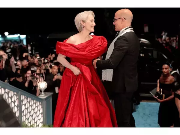 「映画『プラダを着た悪魔2』に見る、ニュートラルカラーの着こなし」の画像