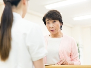 受付スタッフの態度が悪いクリニック＝「ハズレ医者」のサイン！“良い病院”を見極める待合室の観察術