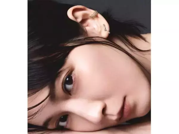 「色気やばいな」吉岡里帆、“吸い込まれそうな”瞳のアップ写真を披露！ 「野生的な瞳」「息を飲んだ」