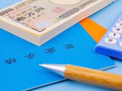 65歳から年金を受給し、67歳まで厚生年金を払いつつ働いた場合、年金はどれくらい増えますか