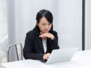 月の遺族年金15万円「家事育児介護も働きながらこなしたのに、専業主婦にモヤモヤ」64歳女性の不満