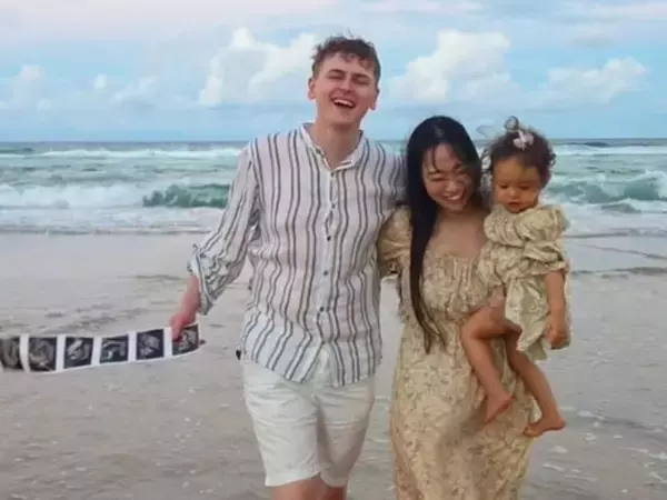 「国際夫婦YouTuber、第2子妊娠を報告！ イケメン夫＆長女との家族ショット公開「胸がいっぱいです」」の画像