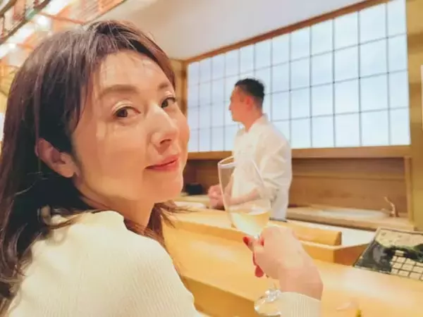 「セクシーな表情」高岡早紀、寿司屋でシャンパンを堪能する姿に「溜め息が出る」「正に見返り美人です」