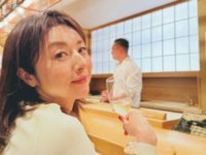 「セクシーな表情」高岡早紀、寿司屋でシャンパンを堪能する姿に「溜め息が出る」「正に見返り美人です」