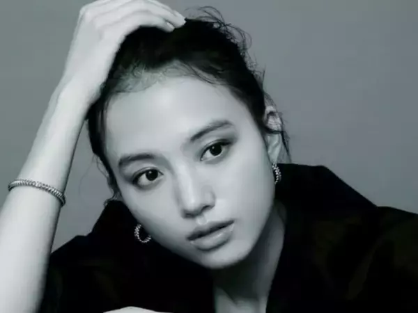 「初めて拝見したかも…」清原果耶、1カ月以上ぶりのインスタ更新でモノクロの美貌披露「目を奪われちゃう」