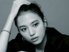 「初めて拝見したかも…」清原果耶、1カ月以上ぶりのインスタ更新でモノクロの美貌披露「目を奪われちゃう」