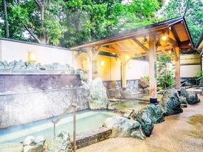 【埼玉県の人気スーパー銭湯】「所沢温泉 湯楽の里」は樹齢100年の巨木に囲まれた露天風呂でリラックスできる