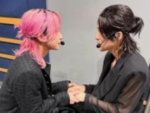 「めっちゃイチャイチャしてそう」佐久間大介、目黒蓮とのハーフアップ密着ショット！ 「めめ照れてる？」
