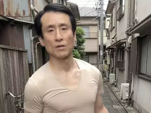 「加工前と加工後みたい」なだぎ武、タイのイケメン俳優そっくり？ な姿に「表情最高w」「背景が下町すぎる」
