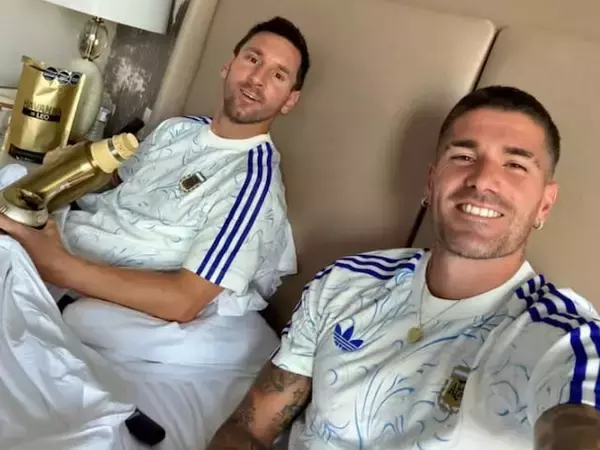 「嫁さんOKなのか、これ」アルゼンチン代表選手、メッシと同じベッドで目覚める？ 「すごい幸せそうな顔」