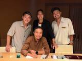 「「あら。真ん中に"時の人"」堂安律、日本代表プライベートショット公開「陽キャ揃いで楽しそうなメンツ」」の画像1