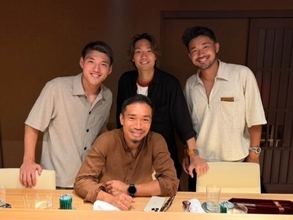 「あら。真ん中に"時の人"」堂安律、日本代表プライベートショット公開「陽キャ揃いで楽しそうなメンツ」