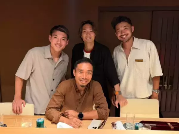 「あら。真ん中に"時の人"」堂安律、日本代表プライベートショット公開「陽キャ揃いで楽しそうなメンツ」