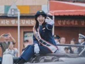 峯岸みなみ、夫・てつやの晴れ舞台に“一日警察署長”として出演「実物初めて見たけどクソ可愛かったわ」