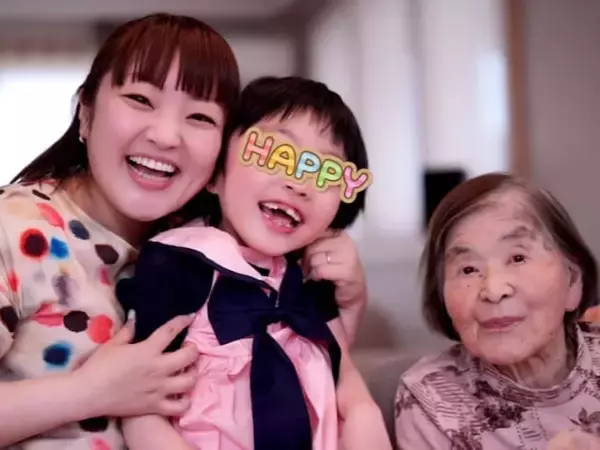 「「最高の家族」柳原可奈子、脳性まひの長女の入学祝い！ 家族ショット公開「みんな優しい笑顔素敵」」の画像