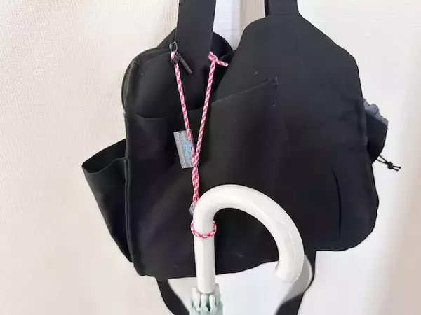 「【スリコ】雨の日の強い味方！ 「傘ストラップ」は“両手フリー”を実現する神アイテム」の画像