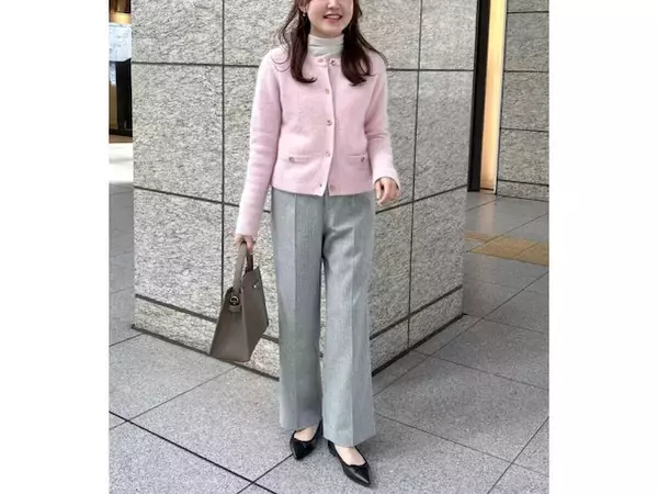 大人の春は「ピンク＆グレー」が正解！ 優しげでエレガントな「きれいめコーデ」はオフィスにも最適