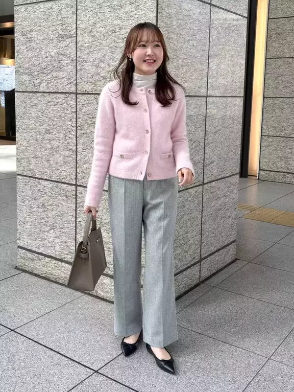 「大人の春は「ピンク＆グレー」が正解！ 優しげでエレガントな「きれいめコーデ」はオフィスにも最適」の画像