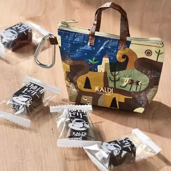 「【カルディ】在庫復活！ 大人気の「伝説柄ミニバッグ」が昭和レトロなコーヒーゼリー入りで登場」の画像