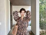 「「こんな美人なの…！」49歳人気小説家、「まさかのミニ」から美脚を披露！ 「49でミニスカ凄い」」の画像1