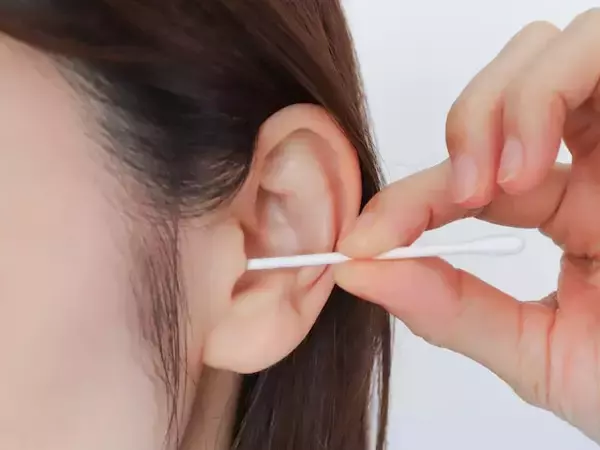 Q. 「耳垢が湿っている人はワキガがある」って本当ですか？【医師が回答】
