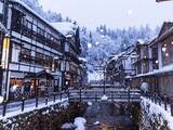 「雪見風呂が楽しめる温泉地ランキング！ 2位「銀山温泉」と「草津温泉」、1位は？【専門家の解説も】」の画像1