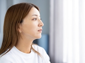 「今の給料だと一人暮らしはきつい」43歳女性、年収300万円。実家に月2万円で「家事をやらなくていいので楽」な実態