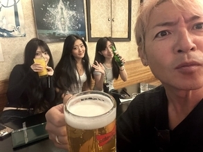 「全員種類の違う美人で良すぎる」つるの剛士、娘3人の顔出しショットに反響！ 「娘可愛すぎやね笑」