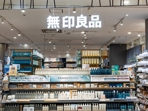 「自立するヤツめっっっちゃ欲しい」無印良品の“丸底巾着”がかわいいと話題。毛糸入れにも使えそうの声