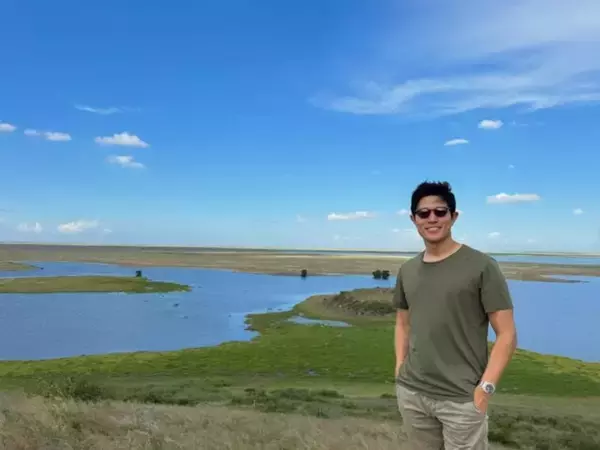 「プライベート？」鈴木亮平、海外ショットを公開！ 「ホントにいつ行ってるんですか？」「胸板厚い」