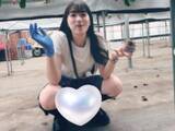 「足立梨花、思わず二度見のいちご狩り姿に「スカートでそんな開いちゃダメ」「穿いてなかったの!?」の声」の画像1