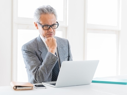 金融資産6000万円「フルタイム勤務で年収550万円。年金が減額されるのが不満」64歳男性の老後