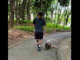 「「木陰の風は気持ち良いね！ 」木村拓哉、愛犬と散歩中の貴重な全身ショット公開にファン歓喜！」の画像1
