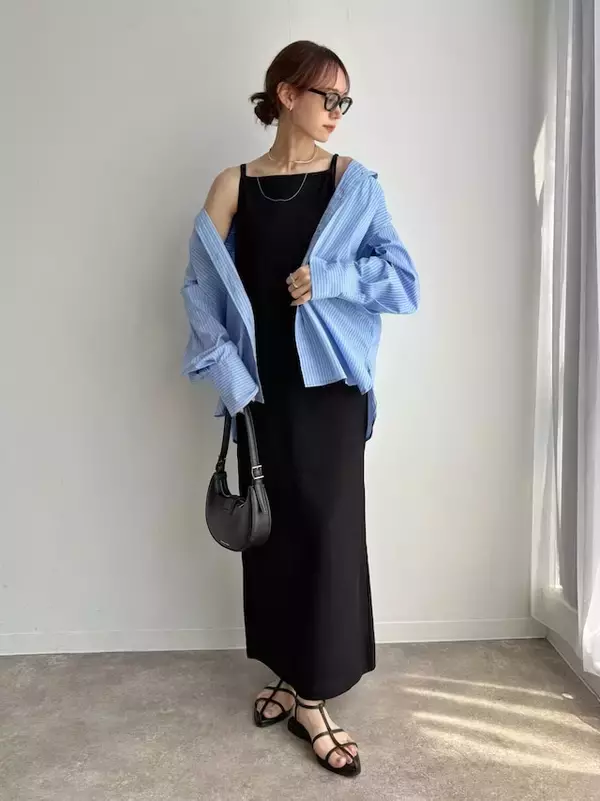 「旬の夏ワンピが「だらしない印象」に!? 40代が要注意な「キャミソールワンピ」のNGポイントとOKコーデ」の画像