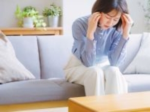 実家に月5万円入れる48歳・事務職女性、年収400万円。貯金700万円でも「家族全体の食費分担に悩む」本音
